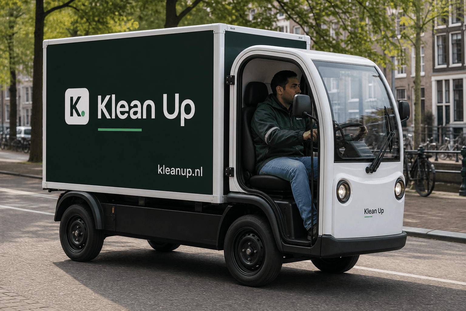 De elektrische Klean Up-wagen rijdt langs een Amsterdamse gracht, met een medewerker in groene Klean Up-jas achter het stuur