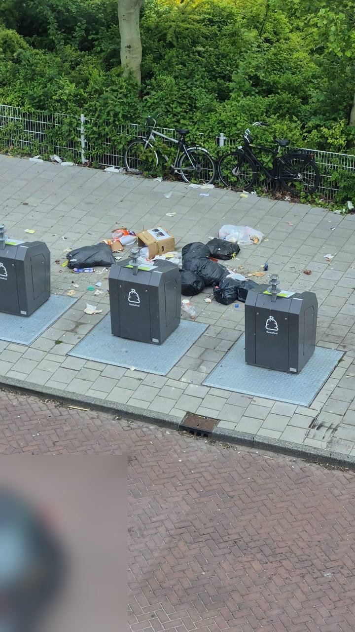 Bijplaatsing naast container als voorbeeld van afvalmelding met AI-score