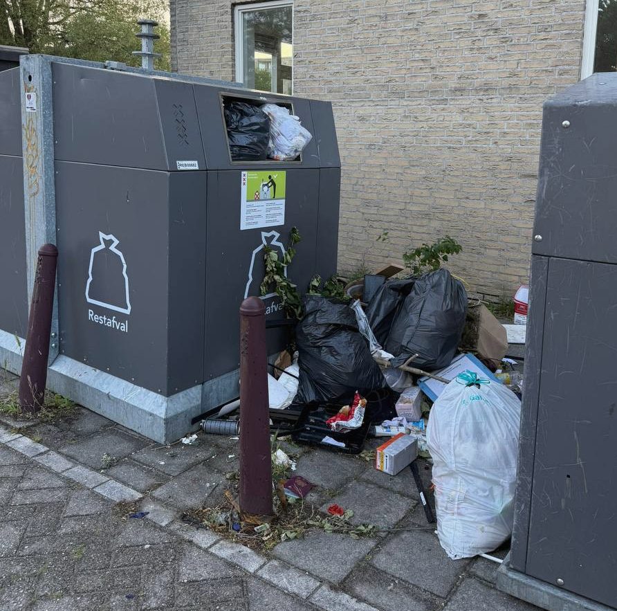 Bijplaatsing naast restafvalcontainer bij wooncomplex